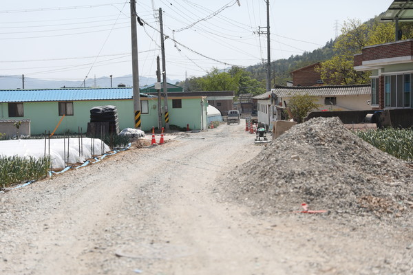 해남읍 학동마을 안길 공사가 장기화되자 먼지로 인해 주민 불편이 커가고 있다. 