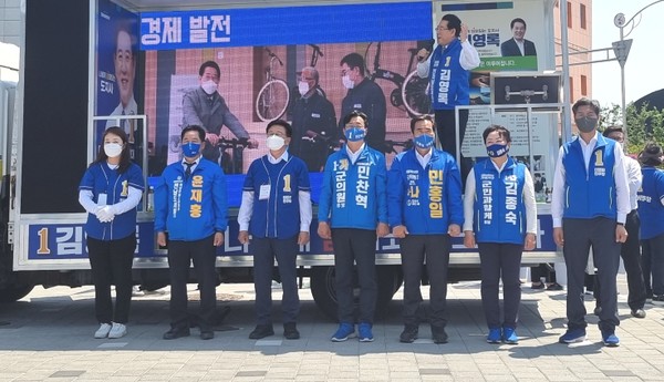 김영록 전남도지사 후보 선거 유세 때 민주당 후보들이 민주당에 절대적 지지를 부탁하고 있다.