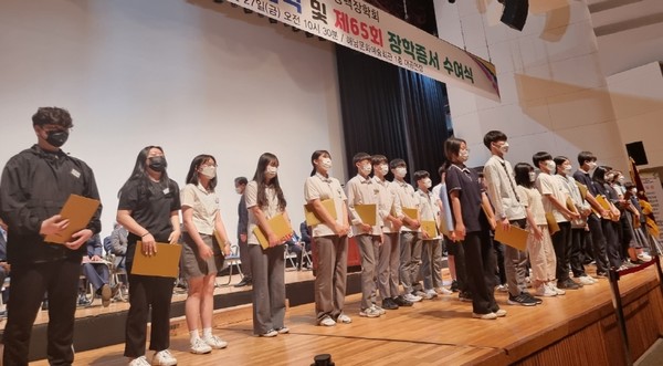 동백장학회제 65회 장학증서 수여식이 해남문화예술회관 대공연장에서 개최됐다.