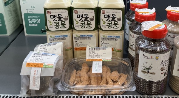 현산면 덕흥리 태평농원 정선자 명인은 해남군 로컬푸드직매장에 당근한입정과, 홍화한입정과, 맷돌콩물 등 건강한 간식을 내놓고 있다