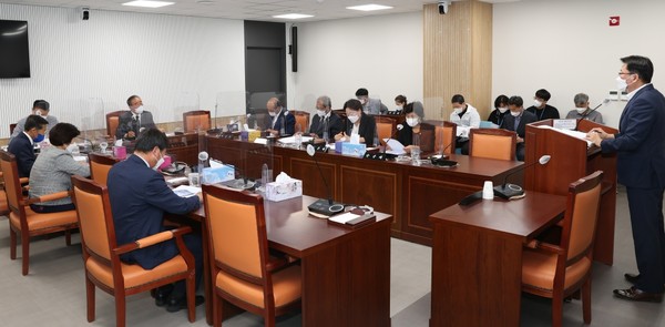 계속되는 가뭄으로 밭작물 피해가 급증하자 해남군의회가 긴급 간담회를 열어 대책마련에 나섰다.