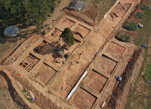 송지면 군곡리 마한시대 유적지 정상에는 마한사람들이 제의식을 행했던 거석이 놓여있다.