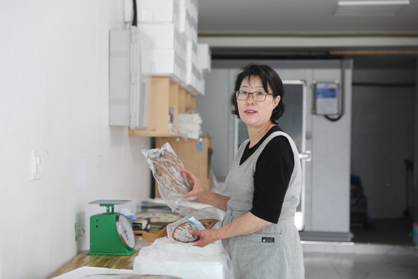 늦깎이에 창업에 도전한 김미라 대표는 삼산면 대흥사 상가에서 반건조생선 전문점 베스트수산을 운영하며 만족스러운 인생2막을 살고 있다. 