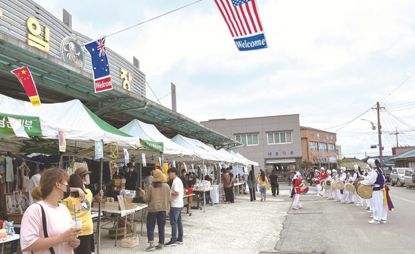 북일 좌일장을 살리고자 팔을 걷어붙이고 첫 주말장이었던 지난 18일, 주민도 상인도 웃었다.  