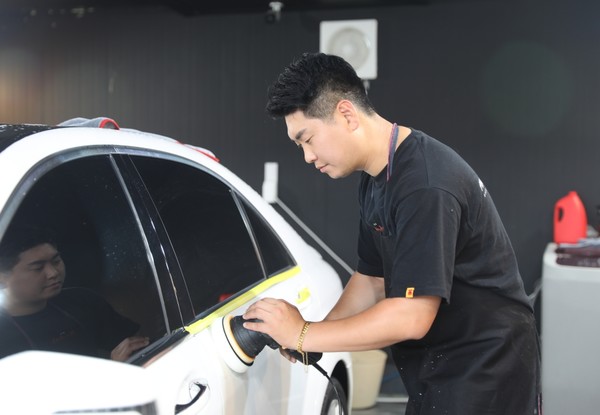 해남읍 구교리 ‘럭셔리 카워시 손세차장’ 민세홍 대표는 해남군 해바라기 청년창업지원을 받아 세차장 창업에 도전했다.
