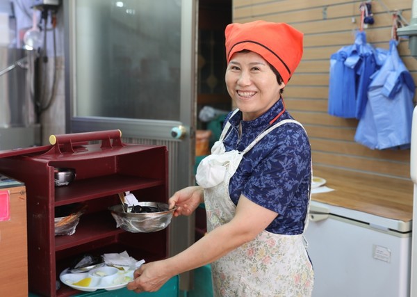 해남읍 읍내리 비룡반점 정영순씨가 남편 김창석씨가 수거해온 그릇을 설거지하려고 꺼내고 있다. 