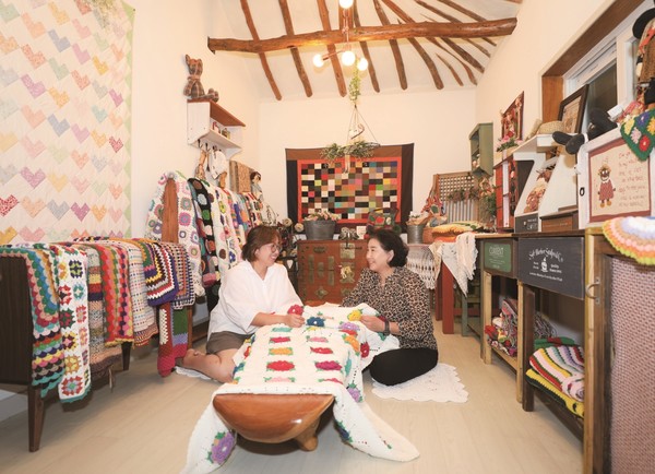 문내면 동외리에는 김경희씨와 딸 김린영씨의 ‘풍경 공방’이 눈길을 끈다. 