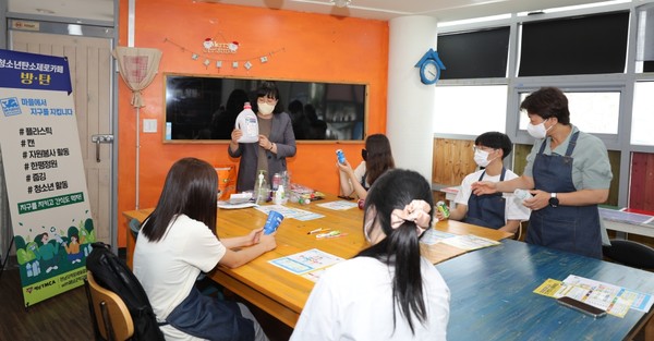 해남YMCA 1층 ‘청소년탄소제로카페 방·탄’에서 청소년 자원봉사자들이 페트병, 캔 등 분리배출 방법을 배우고 있다.
