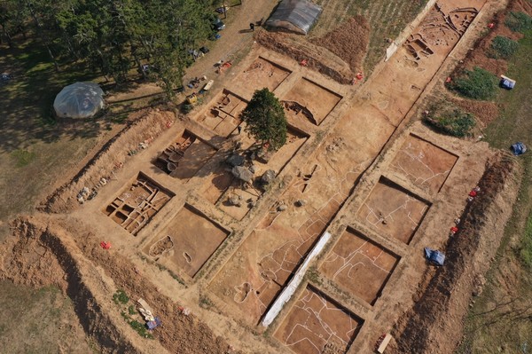 송지면 군곡리는 우리나라 초기 철기시대를 대표하는 유적지로 고대도시가 통째로 드러난 보기 드문 예이다. 고대국가로 성장하지 못해 화려한 유물은 남기지 않았지만 고대 마한인들의 생활사와 문화사 등 스토리의 확장성이 큰 유적지이다.   