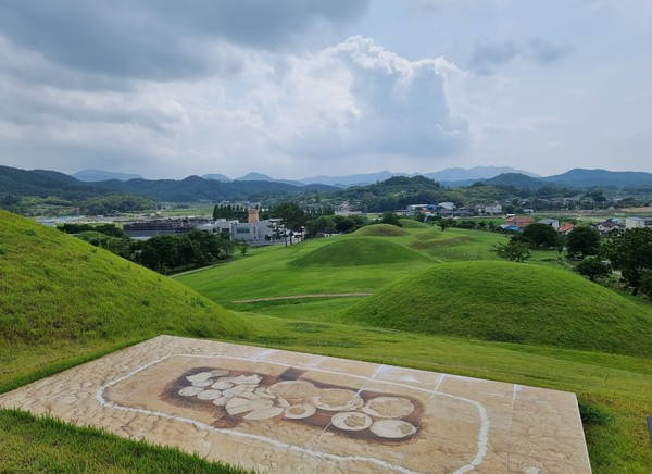 가야는 마한과 달리 고대국가로 성장했기에 왕릉급 고분군과 세련된 토기 등을 남겼다. 또 가야지역 유적지는 전부 대도시 안에 분포돼 있어 관광산업으로 활용도가 높다.(아라가야 경남 함안 말이산 고분군)    