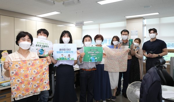 국민건강보험공단 해남진도지사는 ‘그린 오피스 만들기 프로젝트’를 추진하며, 일회용품 안 쓰기, 종이컵 대신 개인 컵, 텀블러, 손수건 등을 사용하고 있다. 