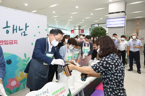지난 18일부터 청사내 1회용품 반입을 금지한 가운데 명현관 군수가 텀블러를 가지고 온 공직자들에게 음료를 따라주고 있다.