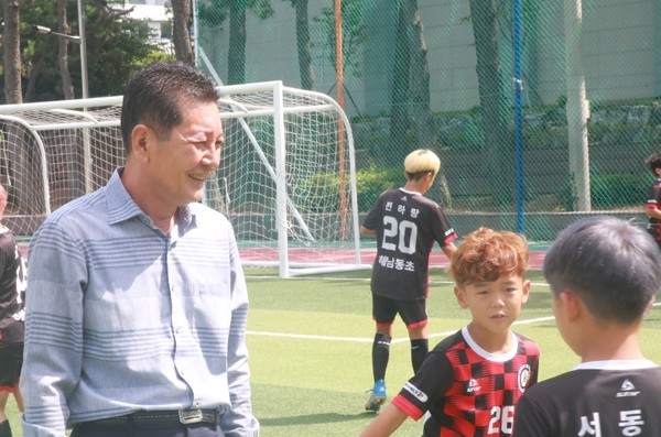 42년 교직생활 퇴직을 앞둔 김천옥 교장의 일과는 여전히 학교 곳곳을 둘러보며 아이들을 만나는 일이다.