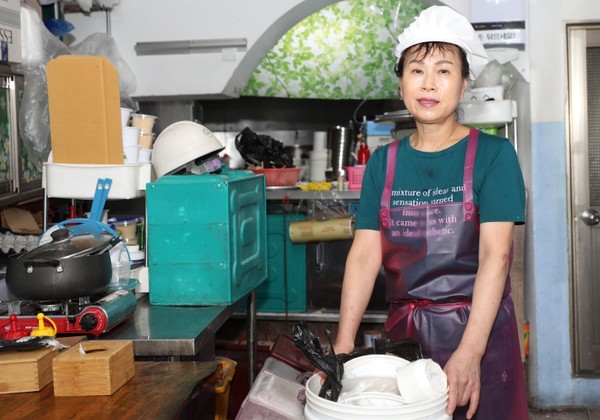 해남읍 성내리 국제반점 김해자씨가 남편 황진섭씨가 수거해온 그릇을 설거지하려고 꺼내고 있다. 