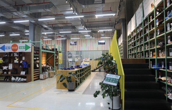 서울시 성동구 서울새활용플라자 ‘소재은행’에서는 다양한 폐자원을 구입할 수 있으며, ‘꿈꾸는 공장’에서 제품 제작이 가능하다. 