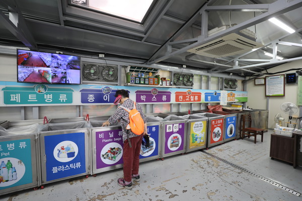 제주특별자치도 ‘재활용도움센터’에서는 재활용품을 배출 요일, 시간에 관계없이 배출할 수 있으며, 손쉽게 분리배출과 자원순환이 가능하다.  