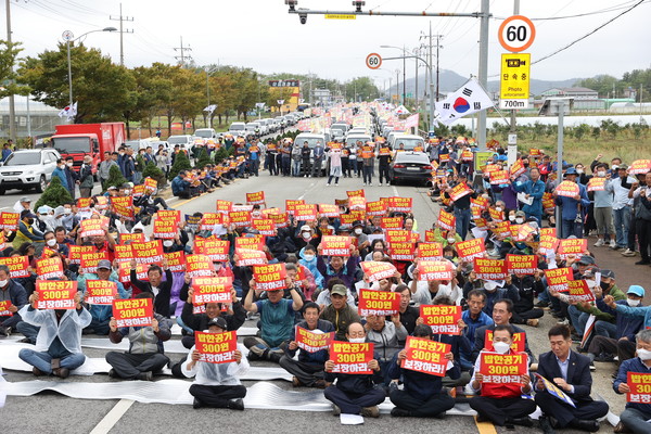 해남군농민회가 지난 4일 쌀값 정상화를 촉구하는 농민대회를 읍 고도사거리에서 진행했다. 