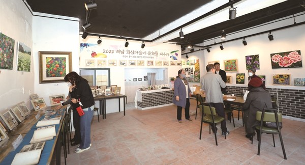 화산면주민자치위원회가 마을갤러리 ‘꽃메’를 화산면 소재지 농협 건너편에 문을 열었다.