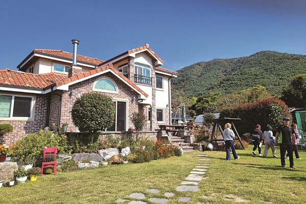 해남읍 연동리 강신권·남현옥 부부는 마당에 꽃과 나무를 키우며 자연과 벗 삼아 사는 삶을 산다. 