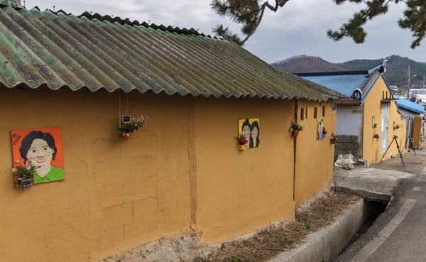 송지면 영평마을은 주민들이 자신의 얼굴을 제작한 테라코타 작품이 전시돼 있다.