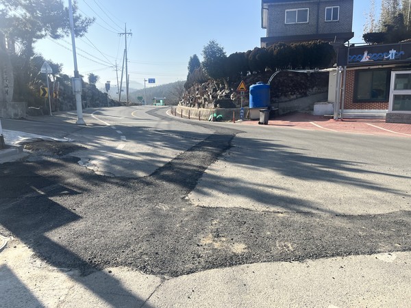 1년 만에 다시 파헤쳐진 도로, 닭요리촌 거리의 잦은 도로 공사에 삼산면 주민들이 불편을 호소하고 있다. 
