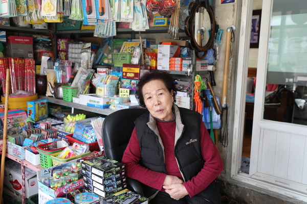 산정 거리에서 가장 오래됐다는 ‘문화사’. 이정희씨가 추억 속으로 옅어져 가는 학교 앞 문방구를 운영한 지도 5년이 됐다.