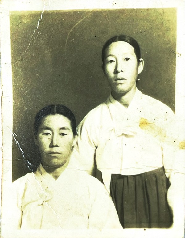 먼저 세상을 떠난 큰 언니의 이름으로 평생 사신 어머니 김동심(사진 오른쪽)과 어머니의 둘째 언니. 