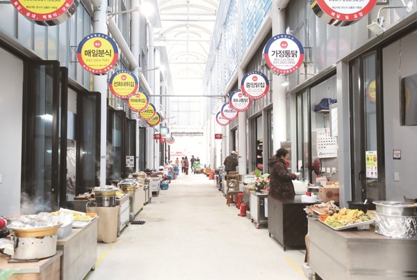 시장통닭이 재입주함에 따라 튀김거리와 함께 먹거리촌이 형성됐다. 