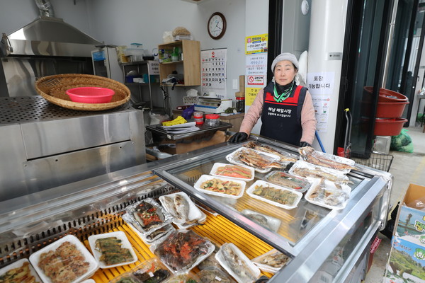 ‘잔치국수’ 명승례 사장은 국수, 전, 반찬 등 다양한 메뉴를 판매한다. 