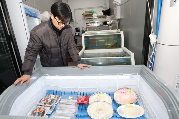 해남매일시장 오징어나라는 광어, 가오리 등 제철 활어회를 직접 떠 저렴하게 판매하고 있다. 