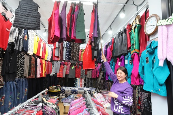 매일시장 유일한 옷가게인 ‘설희네’에는 알록달록 고운 옷들이 가득 걸려있다.