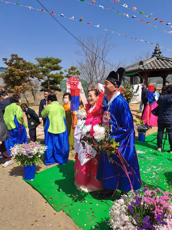 65년만에 부활…주민들이 마련한 전통혼례식