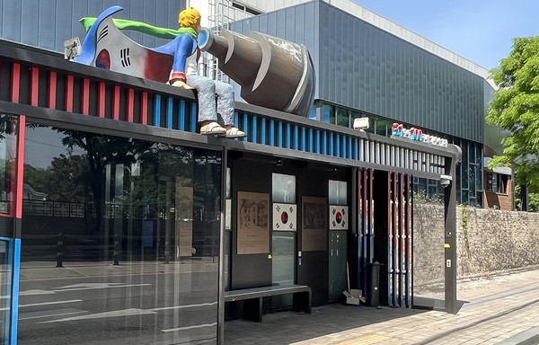 전주 신흥중·고등학교 버스정류장은 신흥고의 항일운동 역사를 상징하는 모형으로 디자인됐고 실내에는 3·1운동 재현 동판화가 설치돼 있다.  