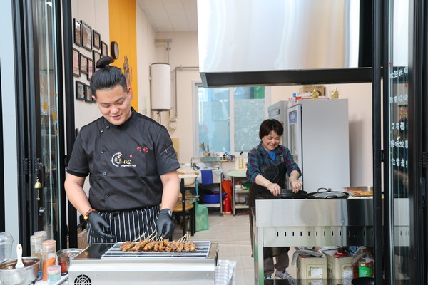 중국댁 조염홍씨와 아들 류항씨는 중국 현지 맛을 담은 ‘진미꼬치가게’를 열었다.  