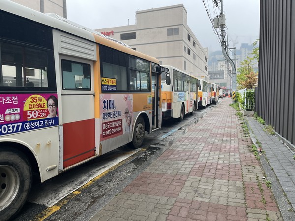 충북 예산과 홍성은 내포신도시가 생기면서 오히려 버스 이용량이 늘었다.(홍성 터미널) 