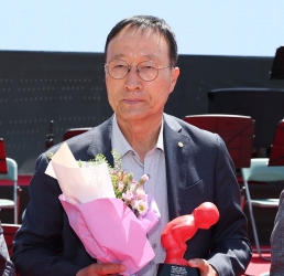 재광 해남군향우회 윤찬식 사무총장이 남다른 고향사랑으로 군정유공 표창을 받았다. 