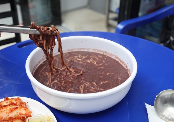 해남매일시장에 입점한 ‘금강식당’은 팥칼국수, 바지락 칼국수 등 주문과 동시에 곧바로 조리해서 내놓고 있다. 