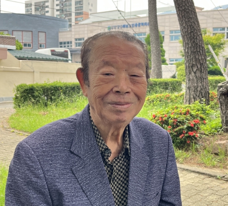 평생 공부를 놓지 않은 92세 김정빈 어르신은 30년이 넘도록 한자공부를 이어오고 있다.     