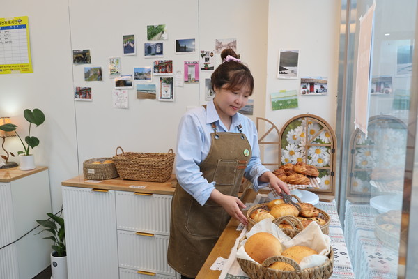 해남매일시장에 입점한 ‘오늘하루’ 오은별 사장은 코끼리마늘, 밤호박 등 해남농산물을 담은 빵을 만들고 있다. 