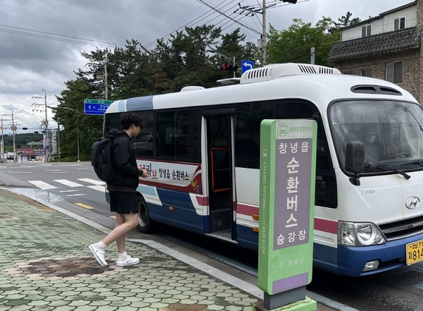 창녕군의 ‘브라보 버스’는 읍내 주요지점을 30분 간격으로 순환하는 대체 대중교통으로 군민들의 사랑을 받고 있다.