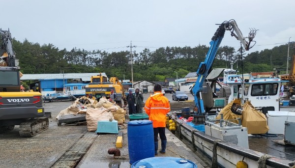 송지면과 어불마을 주민들이 3일간에 걸쳐 생활폐기물을 일제히 수거, 처리했다.