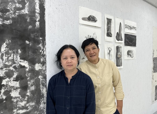 태국 소사퐁(사진 좌측)과 판차럭 작가가 문내면 임하도에 머물며 ‘갤러리 금요일의 섬’에 수묵 작품을 남겼다.