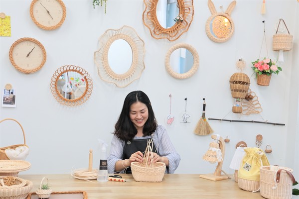 해남매일시장에 입점한 ‘스윗멜로우’ 박현경 사장은 작은 소품 하나만으로도 이국적인 휴양지 느낌을 내는 라탄공예의 매력을 전파하고 있다.
