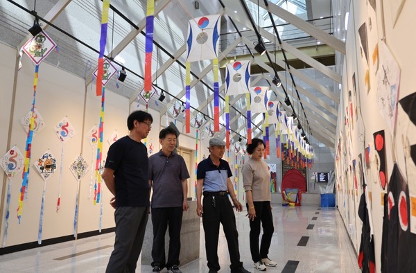해남문화예술회관 1층에서 이재송씨의 연작품 개인전이 열리고 있다. 