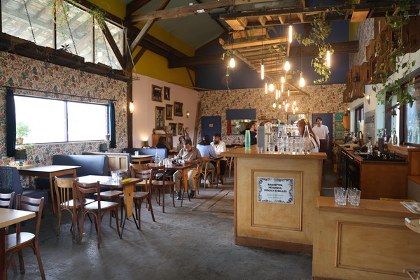 Cité Fertile에 있는 레스토랑인 La Source에서는 요리훈련학교의 견습 셰프와 셰프들의 음식을 맛볼 수 있다.