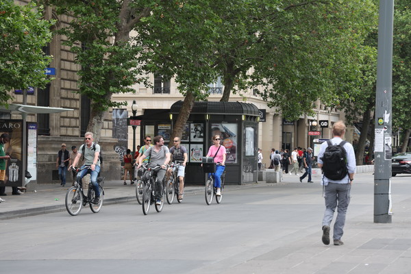 프랑스 파리에서는 주차장을 줄이고 차선을 자전거전용도로로 바꾸면서 시민들이 자전거, 도보로 모든 생활권을 15분 내에 접근할 수 있다.