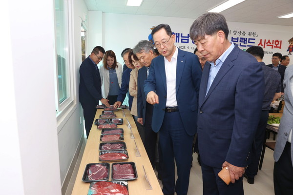 해남군이 ‘미경산 비육우’ 로 고급 한우 시장 공략에 나선 가운데 지난 9월1일 축협가축시장에서 미경산 한우 시식회를 가졌다.