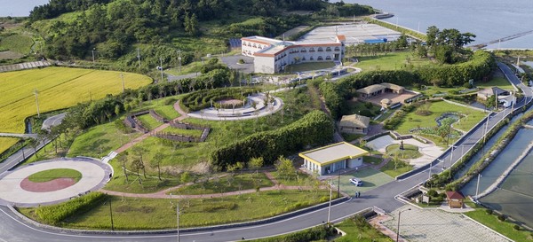 우수영항과 신안 장산도, 하의도가 뱃길로 연결되면서 가까운 이웃이 됐다. 하의도 북쪽 끝에는 한국 최초 노벨평화상 수상자인 김대중 전 대통령의 생가가 복원돼 있다.  