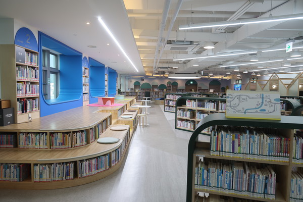 해남군립도서관은 고품격 디자인과 공간구성으로 군민들을 불러들이고 있다.(3층 어린이열람실 전경)
