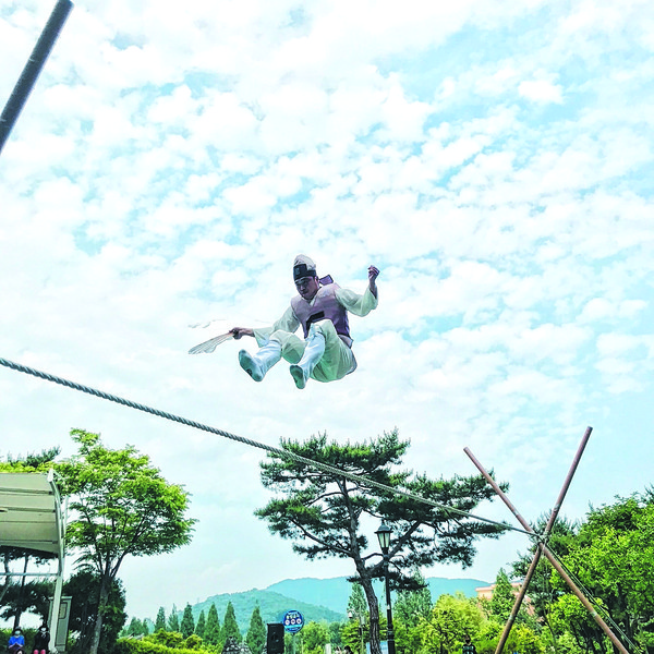 ‘북평 용줄다리기’가 조선 전통 마술쇼와 외줄타기 등이 더해져 풍성한 볼거리를 제공한다. 